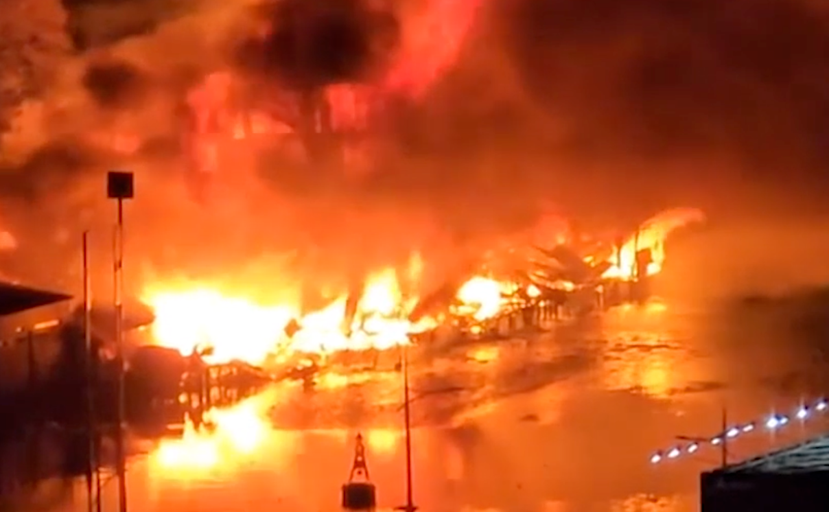 Cháy lớn tại dãy nhà ven kênh ở TP.HCM