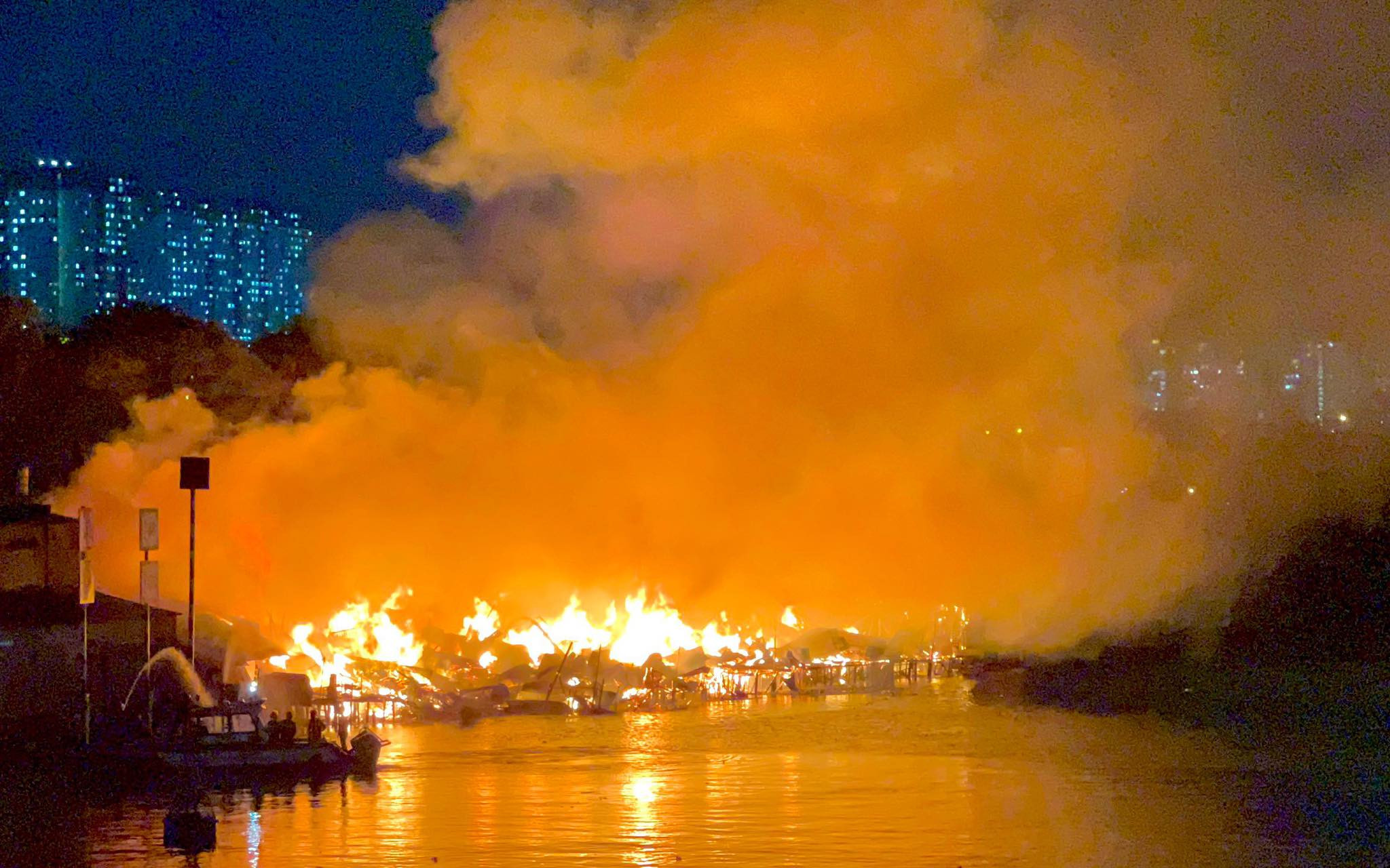 Nhân chứng vụ cháy nhà ven kênh: Lửa rực lên như muốn nuốt chửng mọi thứ