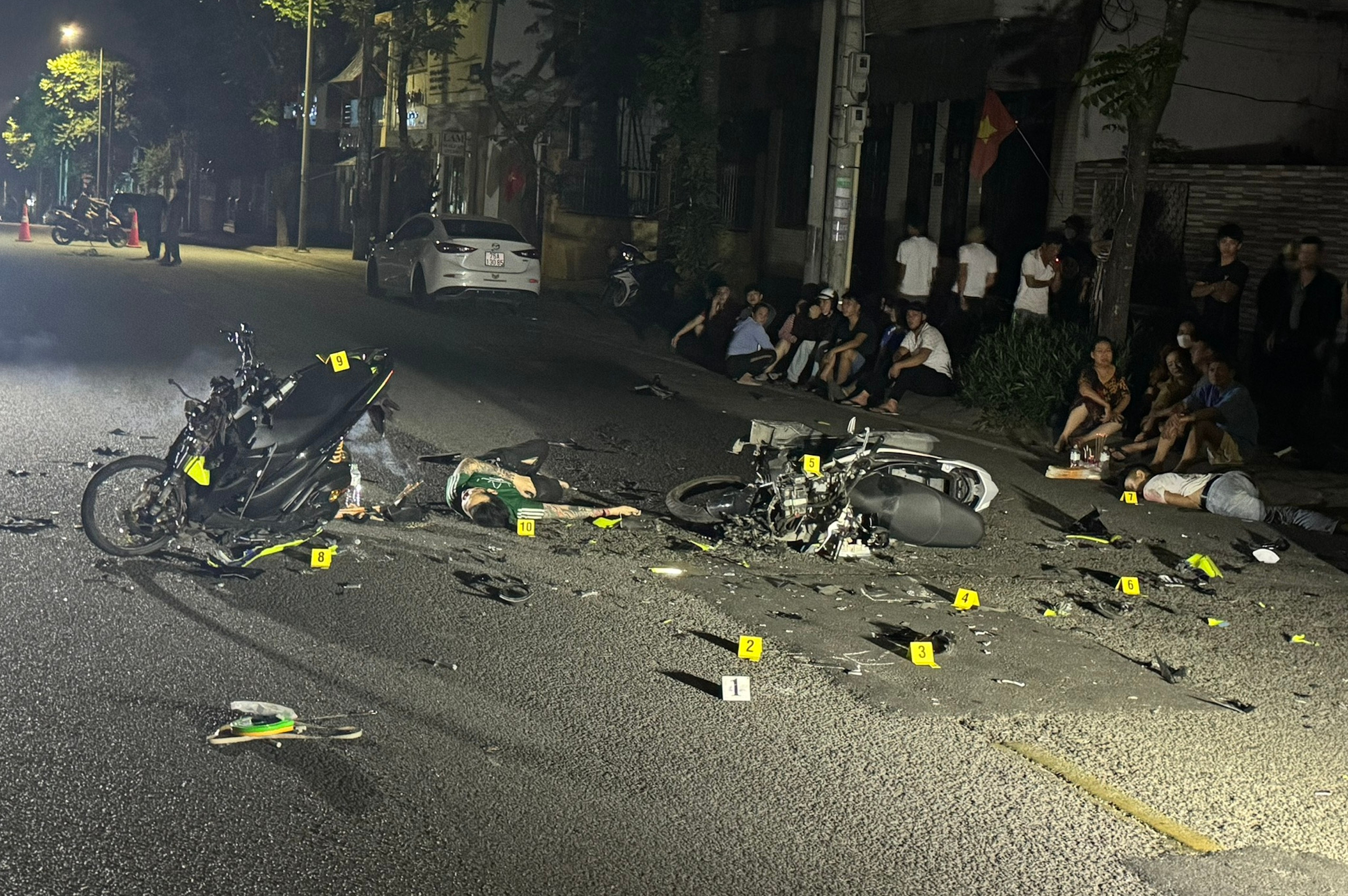 Xe máy 'kẹp' 3 va chạm xe ngược chiều ở TP Huế, 4 người thương vong