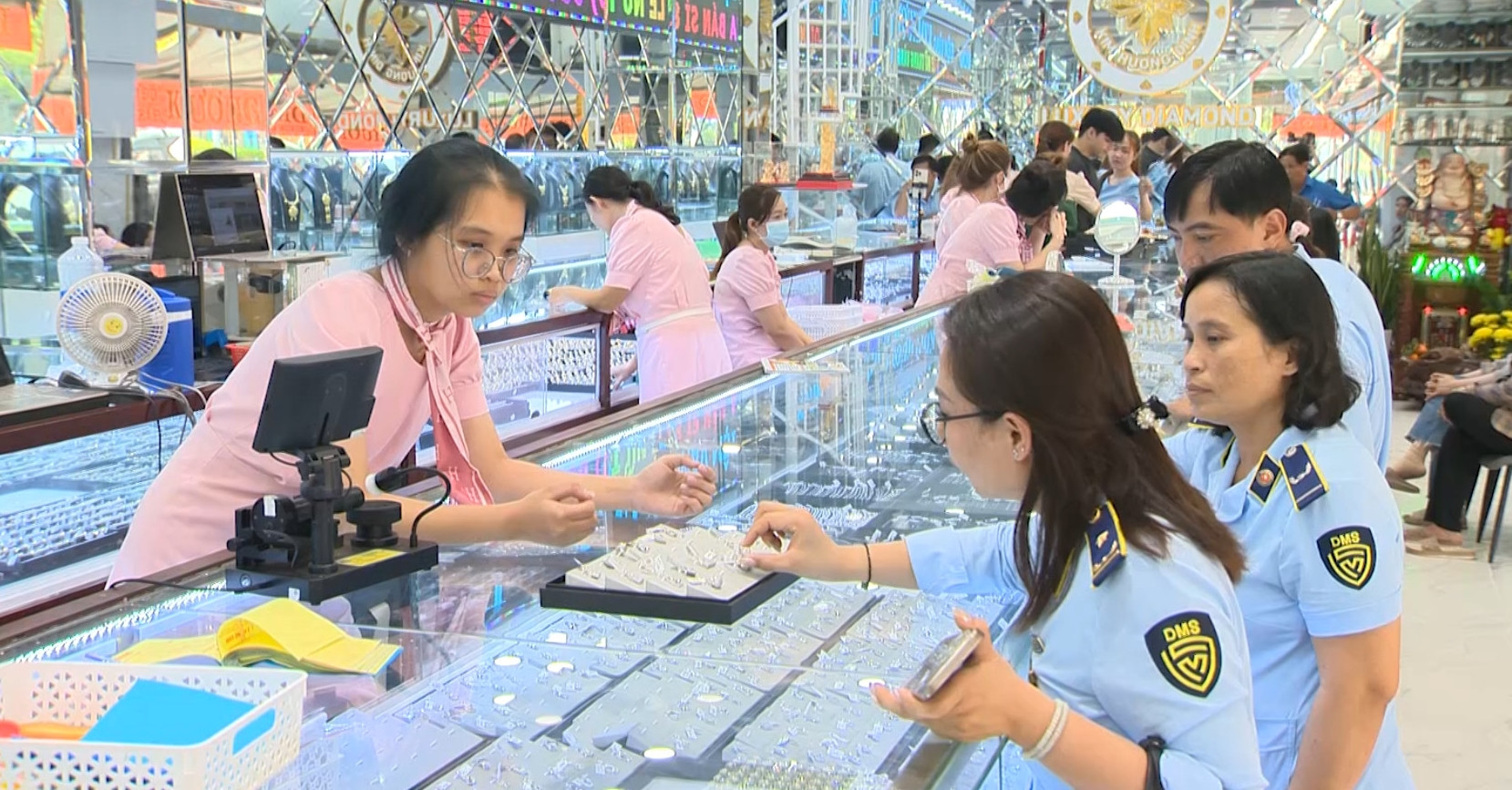 Kiểm tra tiệm vàng lớn nhất Long Xuyên, phát hiện trang sức nghi nhái Chanel