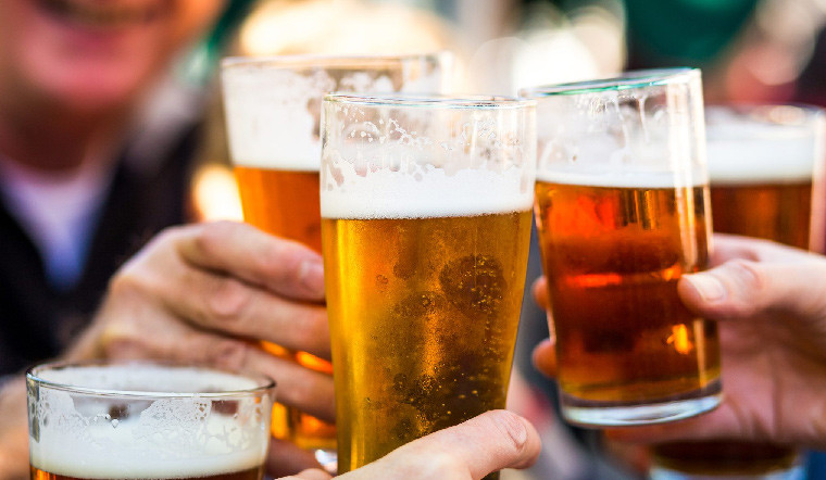 Sau tập luyện có nên uống nên uống bia?