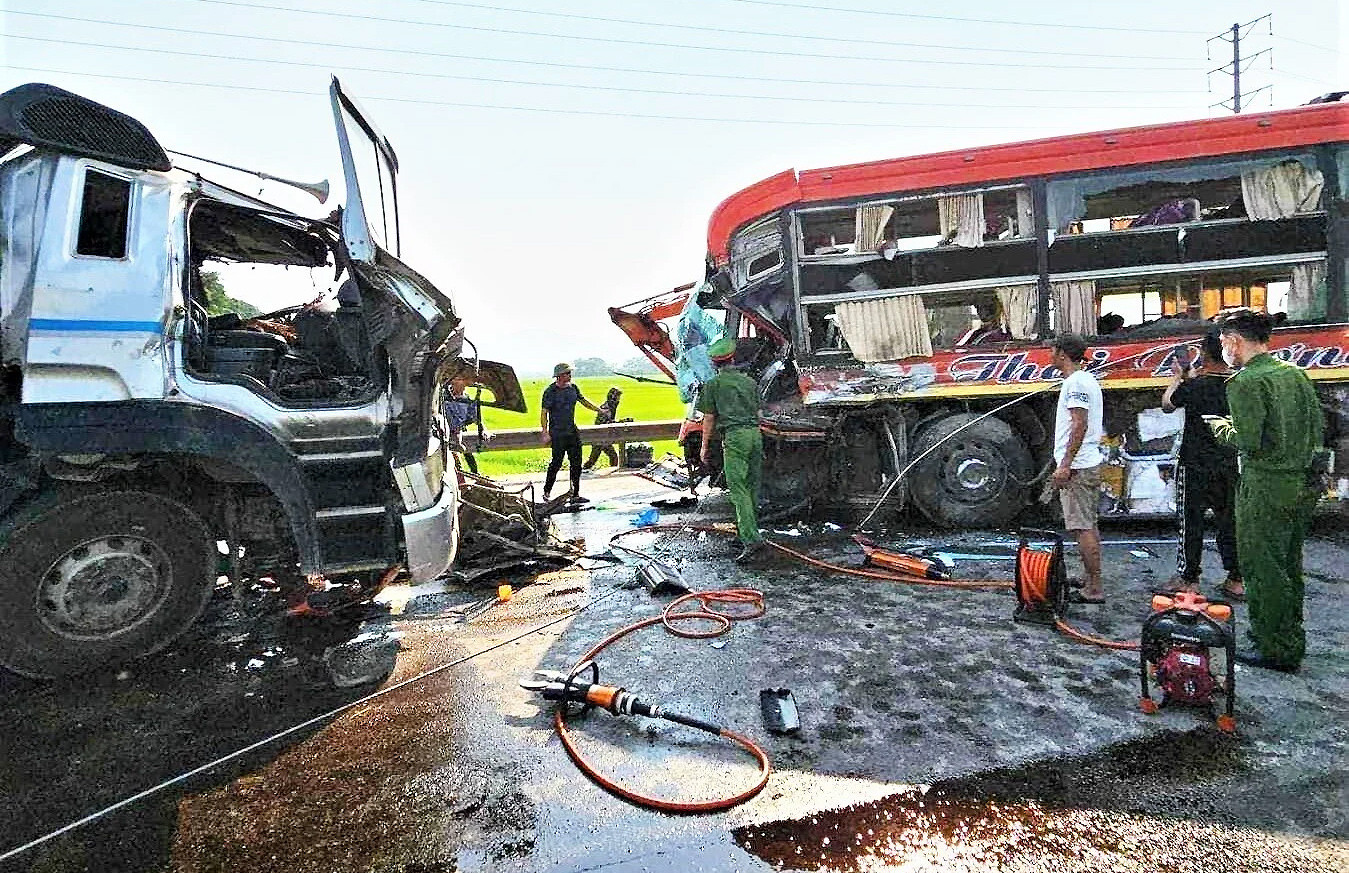 Xe khách và xe đầu kéo tông nhau, một tài xế tử vong