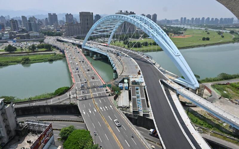 Video cầu ở Đài Loan lắc lư như đưa võng trong động đất