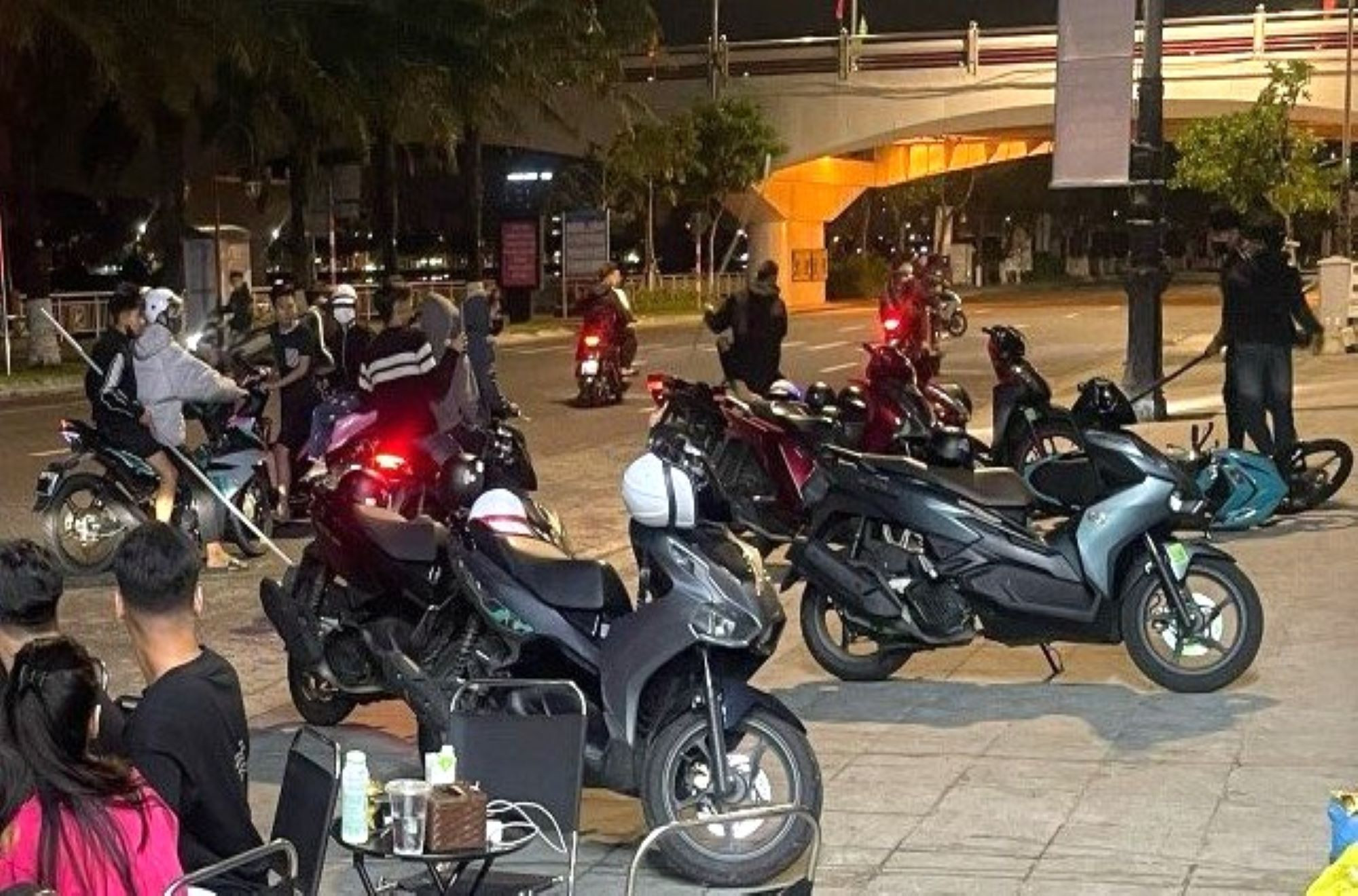 30 thanh thiếu niên vác đao hỗn chiến trong đêm