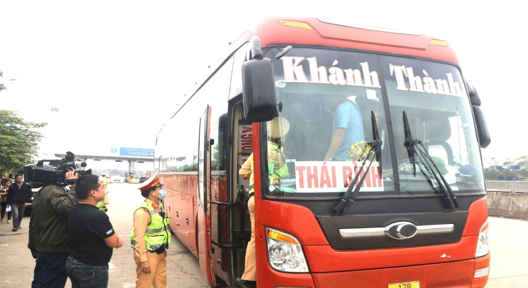 Xe khách chở quá số người quy định bị xử phạt thế nào ?