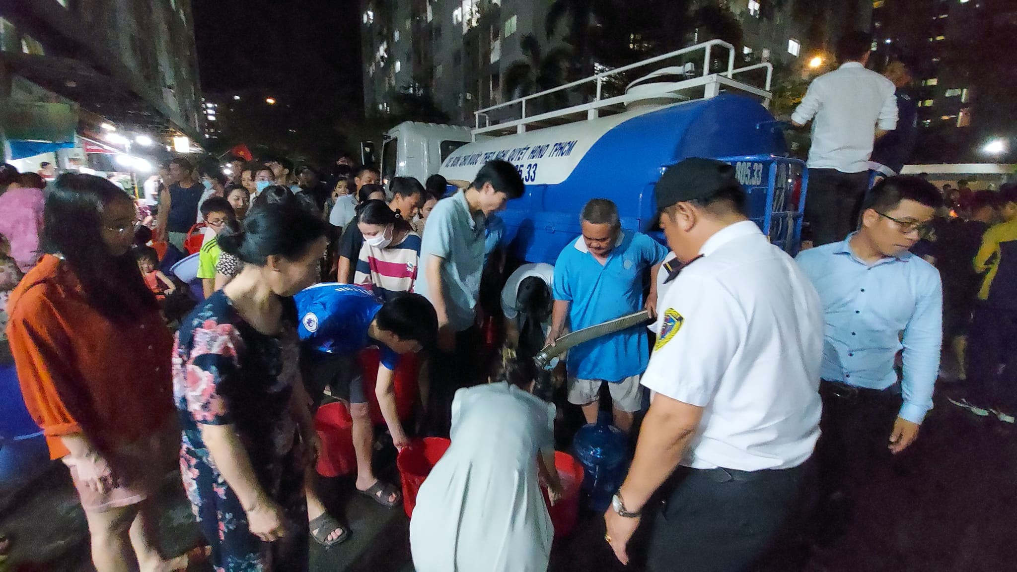 Người dân ở TP Thủ Đức trắng đêm mang xô, chậu chờ hứng nước