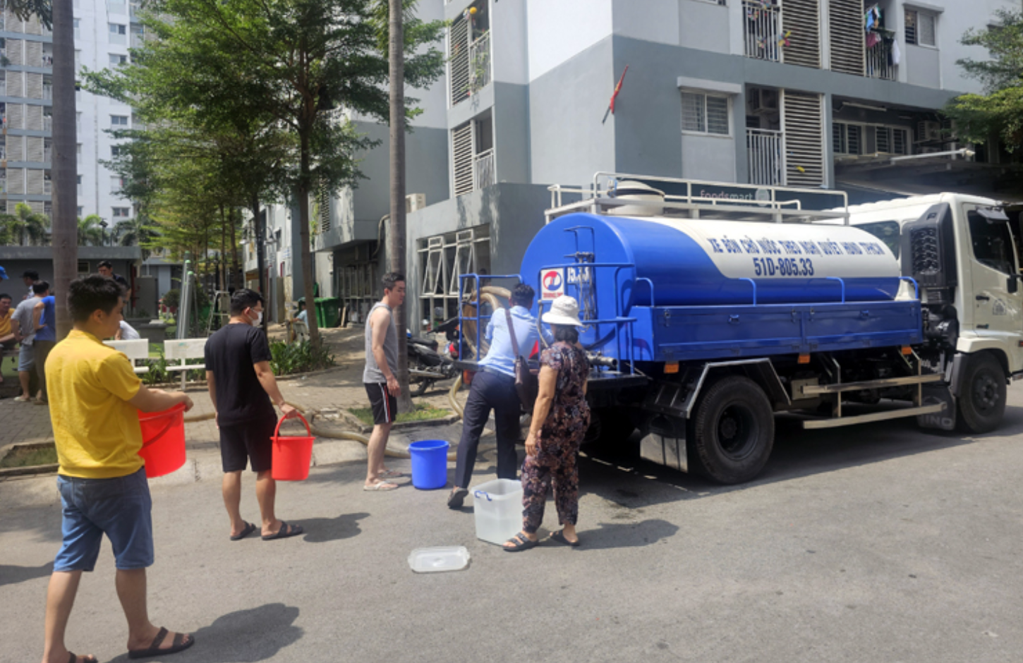 Sau một đêm xếp hàng hứng nước, chung cư ở TP Thủ Đức được cấp nước trở lại