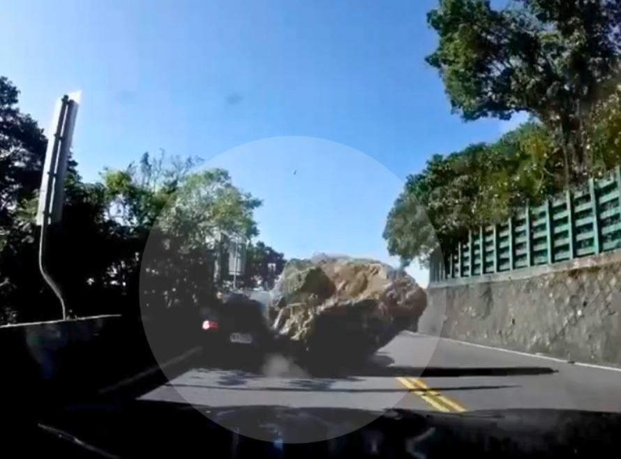 Video ô tô trên cao tốc bị 'mưa đá' đè nát trong trận động đất ở Đài Loan