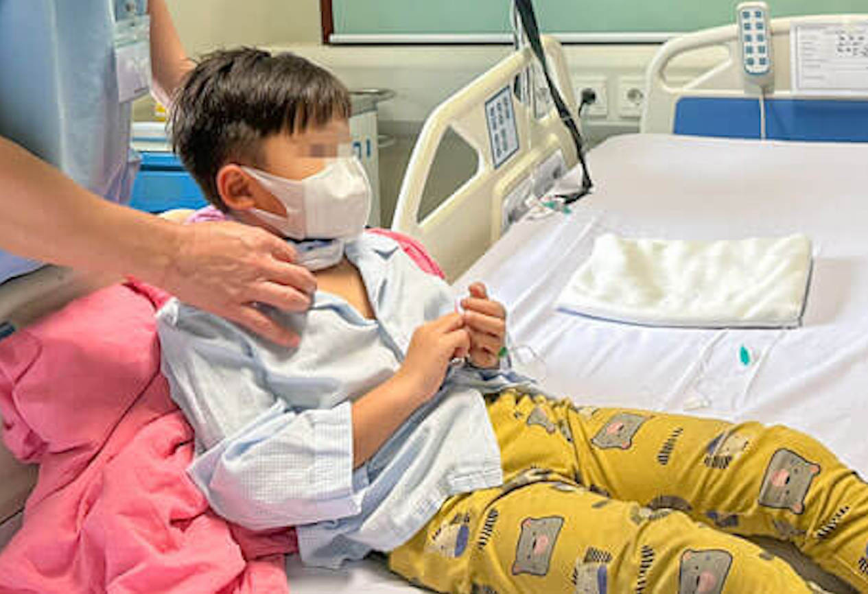 Ngã đập cổ vào kệ tivi, bé trai 7 tuổi vỡ khí quản, nguy kịch