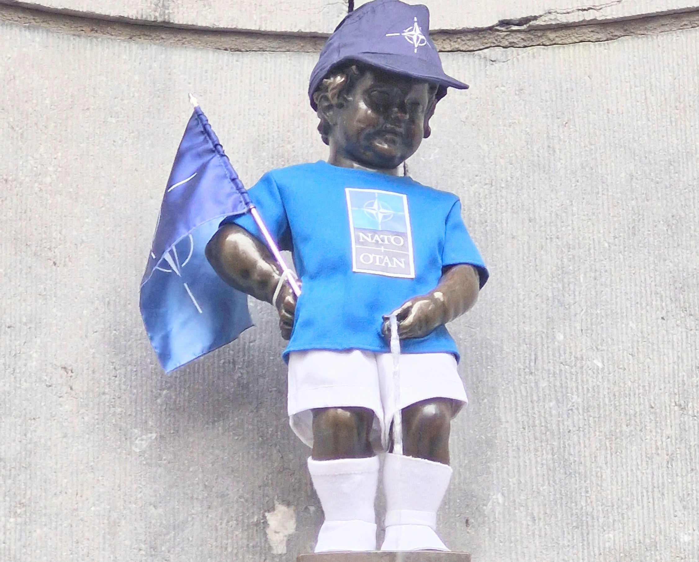 Tượng chú bé đứng tè ở Bỉ bỗng dưng được mặc áo hình cờ NATO