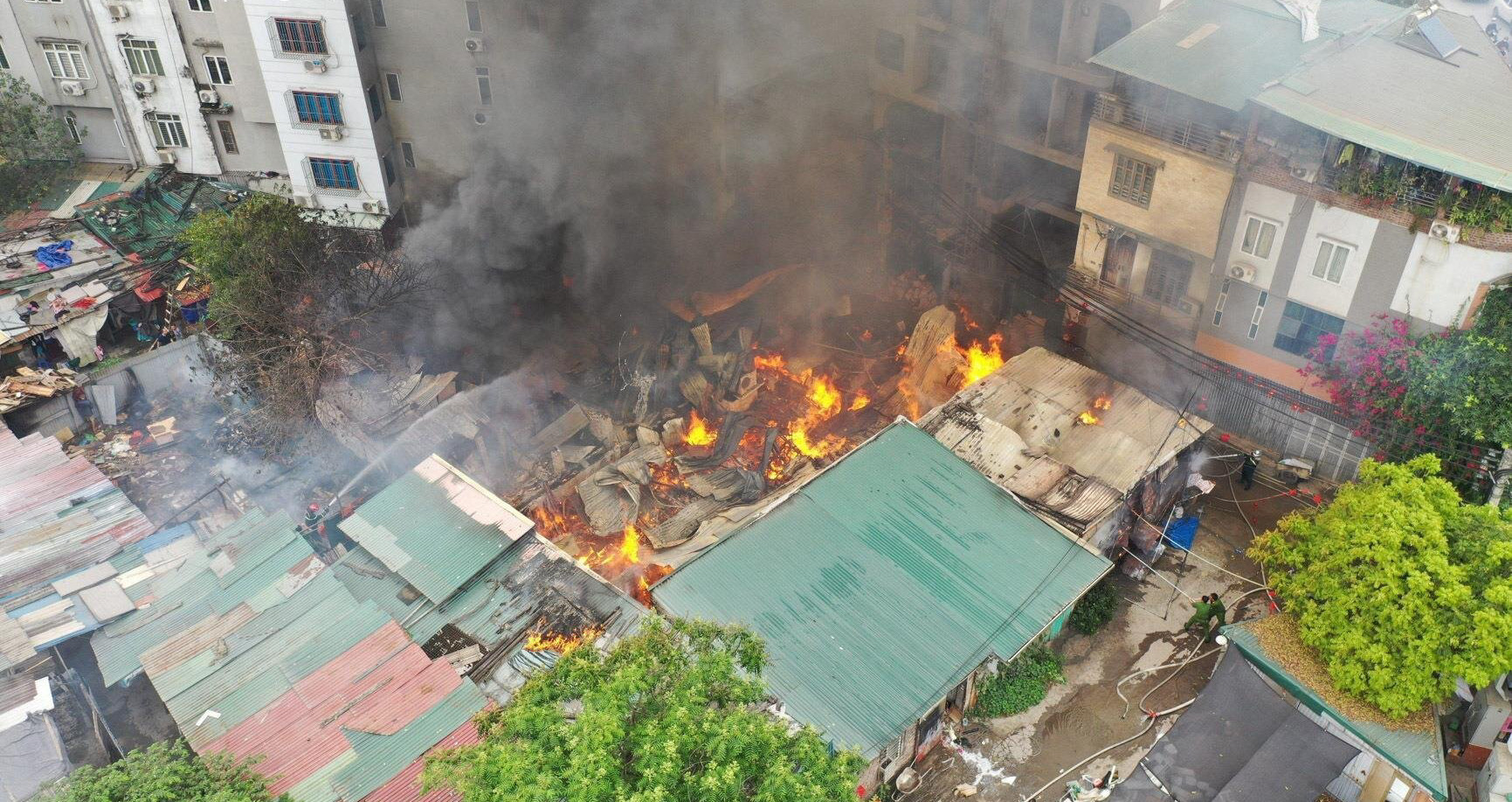 Khu lán tạm ở Hà Nội bốc cháy ngùn ngụt