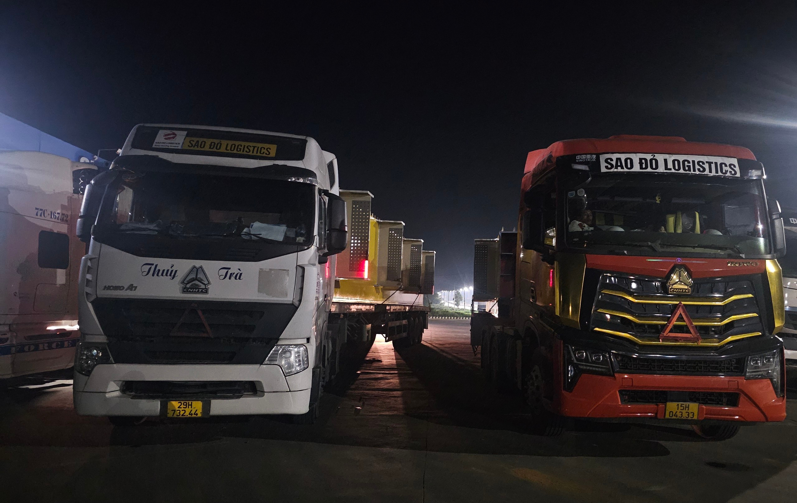 Hai xe chở hàng siêu trường, siêu trọng sai phép nghênh ngang trên Quốc lộ 1A