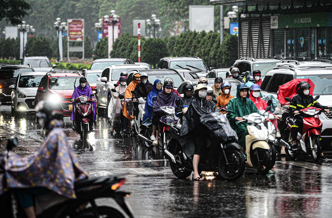 Nhiều khu vực trên cả nước ngày nắng nóng, chiều tối mưa dông