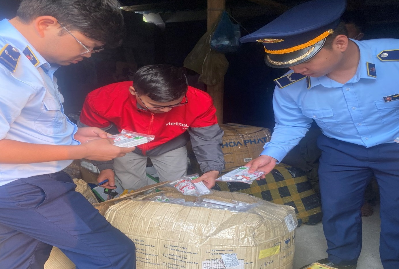 Phát hiện hơn 2.000 sản phẩm mỹ phẩm nghi nhập lậu tại một bưu cục