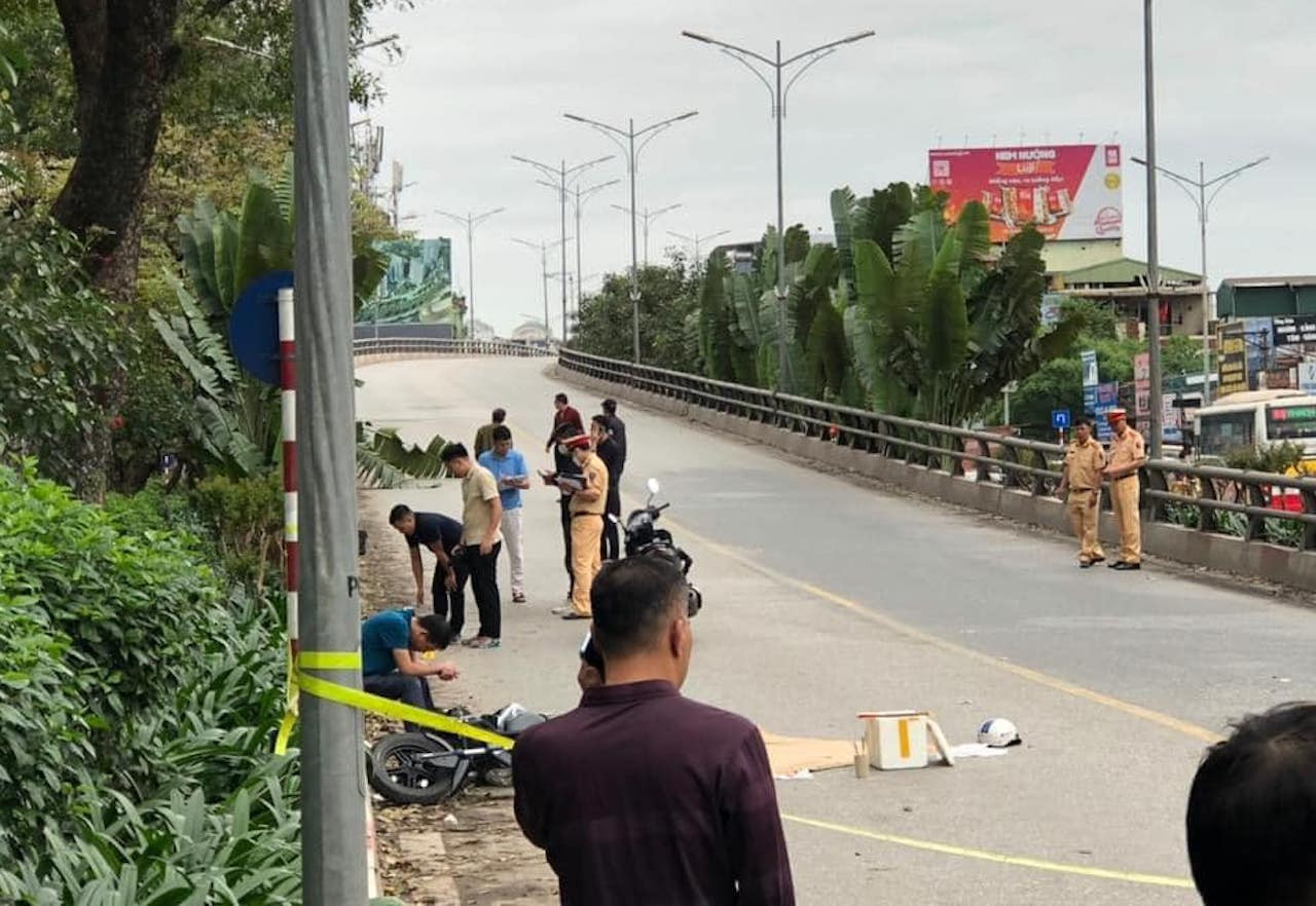 Va chạm với ô tô khách, nam sinh đi xe máy điện tử vong