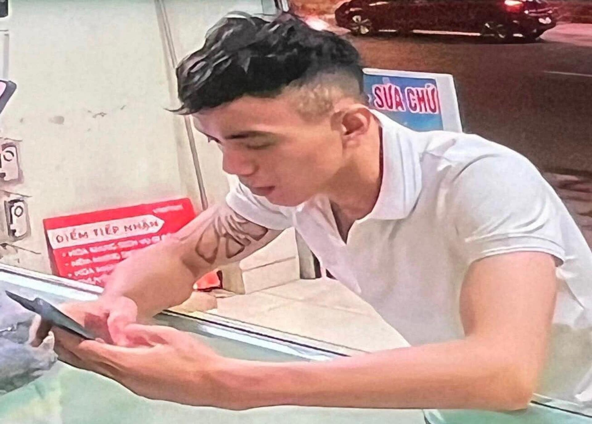 Truy tìm 2 kẻ vào cửa hàng vờ mua rồi cướp điện thoại iPhone ở Vĩnh Phúc