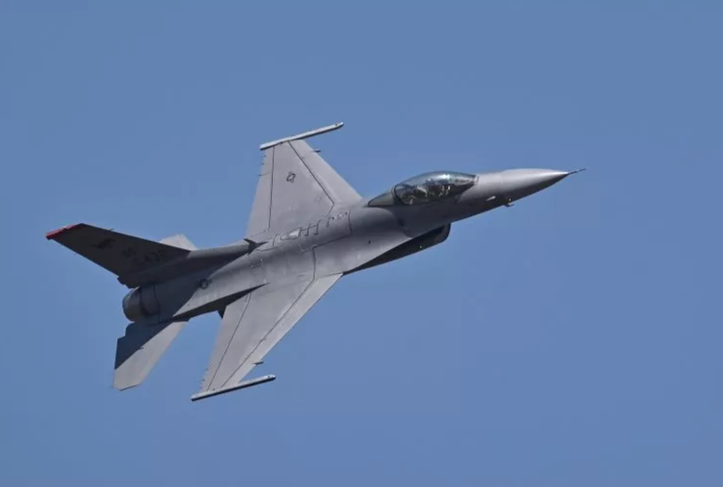 Cận cảnh tiêm kích Su-34 của Nga dội bom xuống sở chỉ huy Ukraine