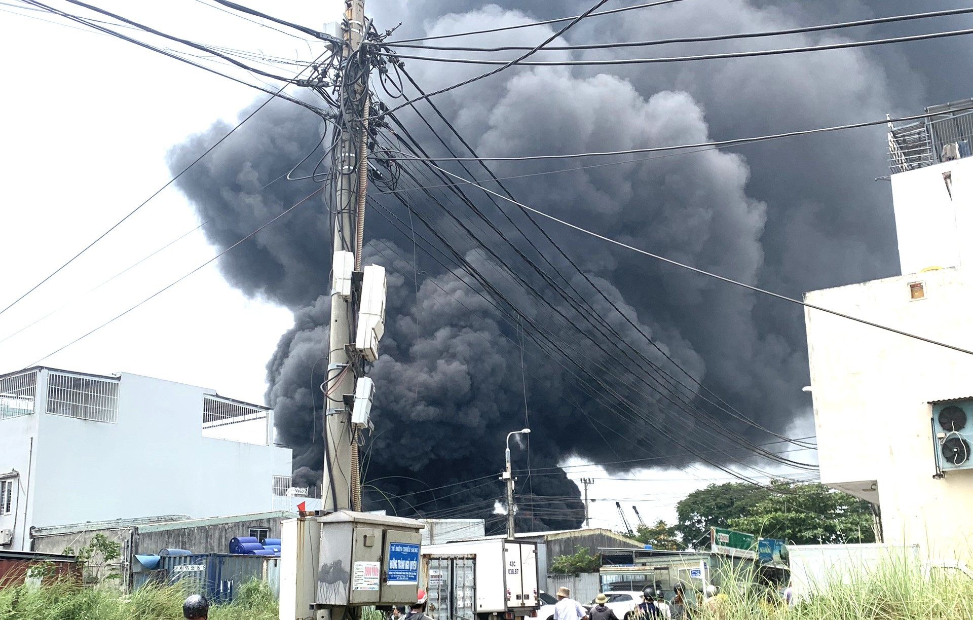 Kho chứa ngư cụ bốc cháy ngùn ngụt, người dân nháo nhào tháo chạy