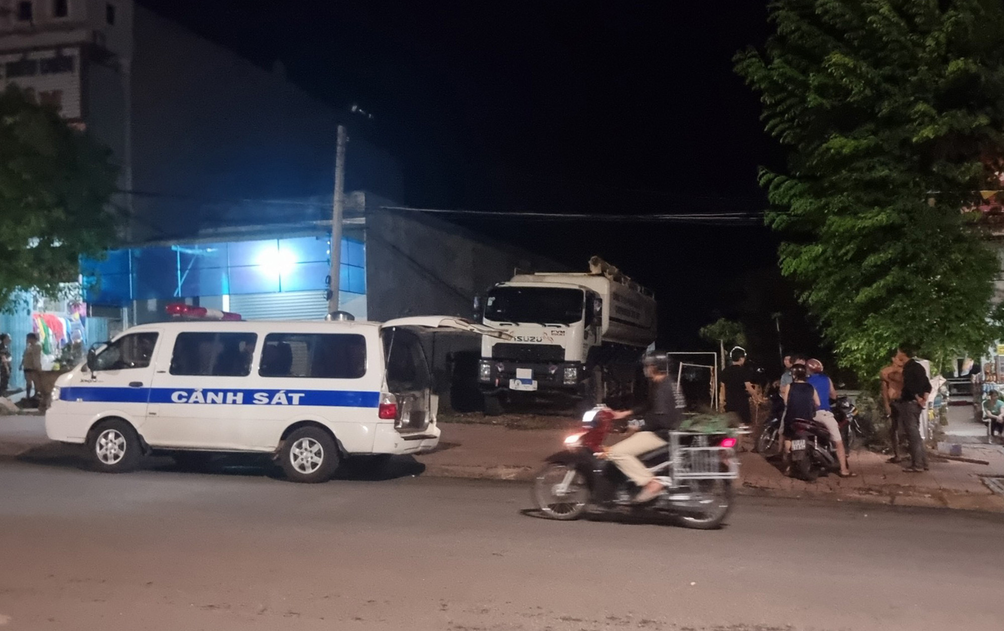 Điều tra vụ cha lùi xe vào bãi đất trống, nghi cán chết con trai ở Bình Phước