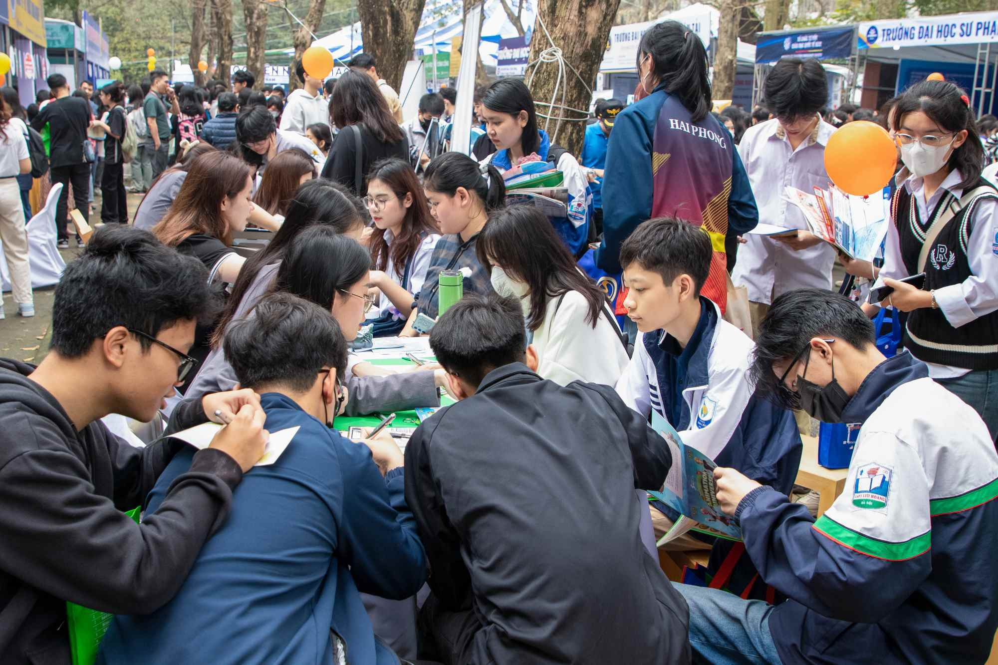 Những hạn chế trong định hướng nghề nghiệp tại nhà trường THPT