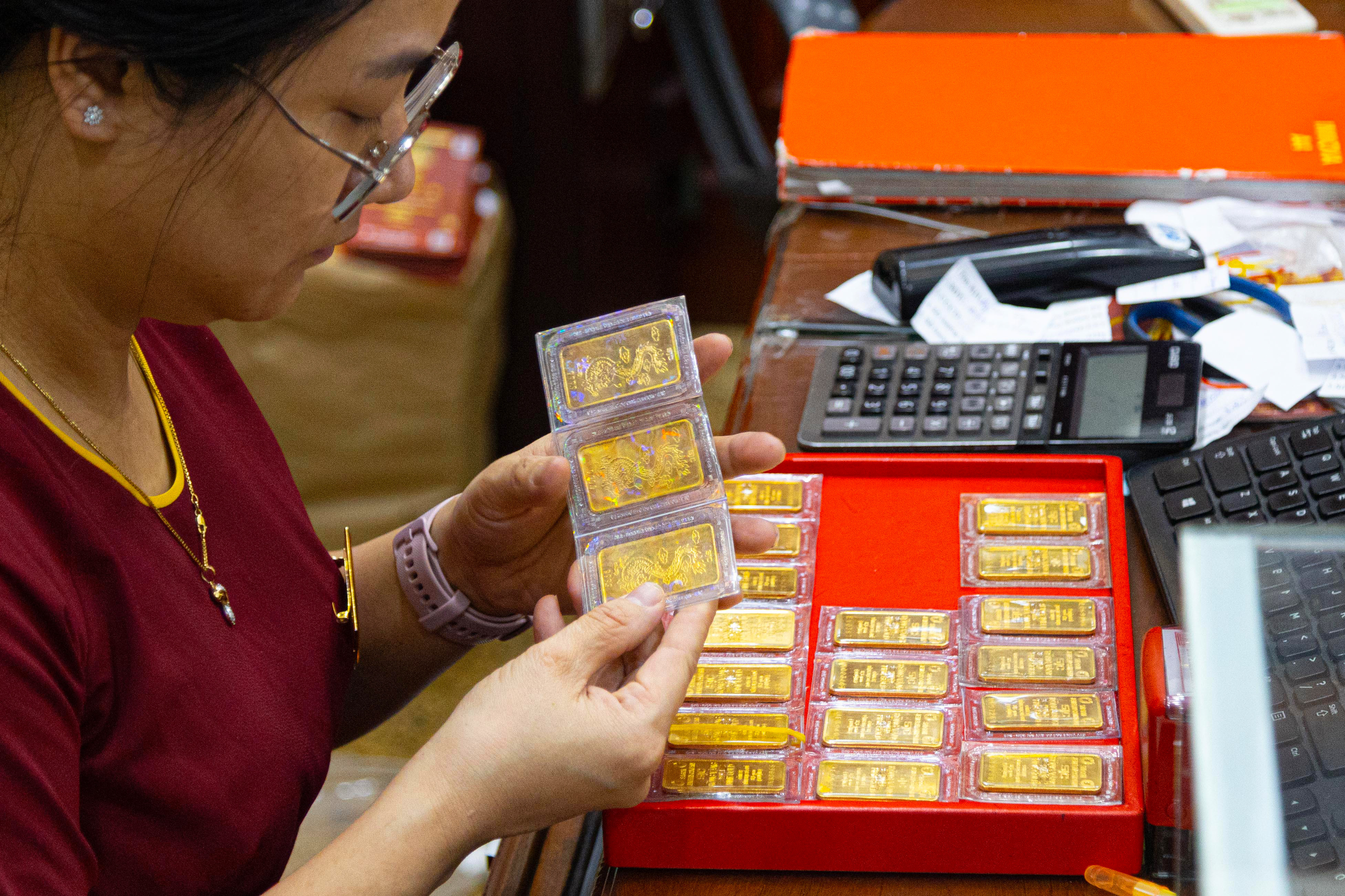 Giá vàng miếng lập đỉnh 83 triệu đồng/lượng, đắt chưa từng có