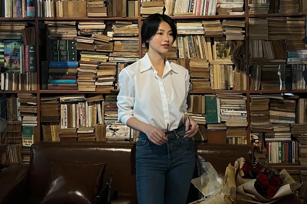 Bí kíp mặc áo sơ mi trắng và quần jeans xanh tuyệt đẹp