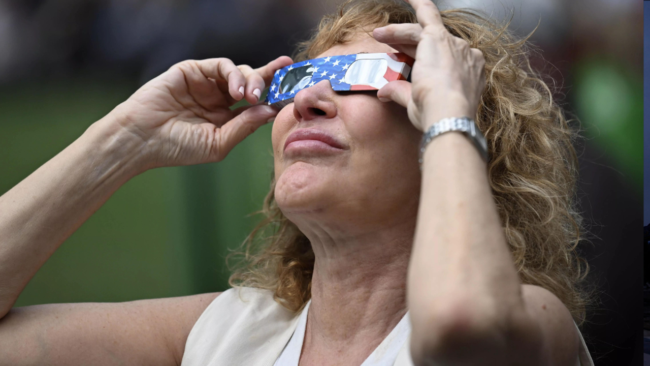 Lượt tìm kiếm 'đau mắt' tăng vọt trong nhật thực