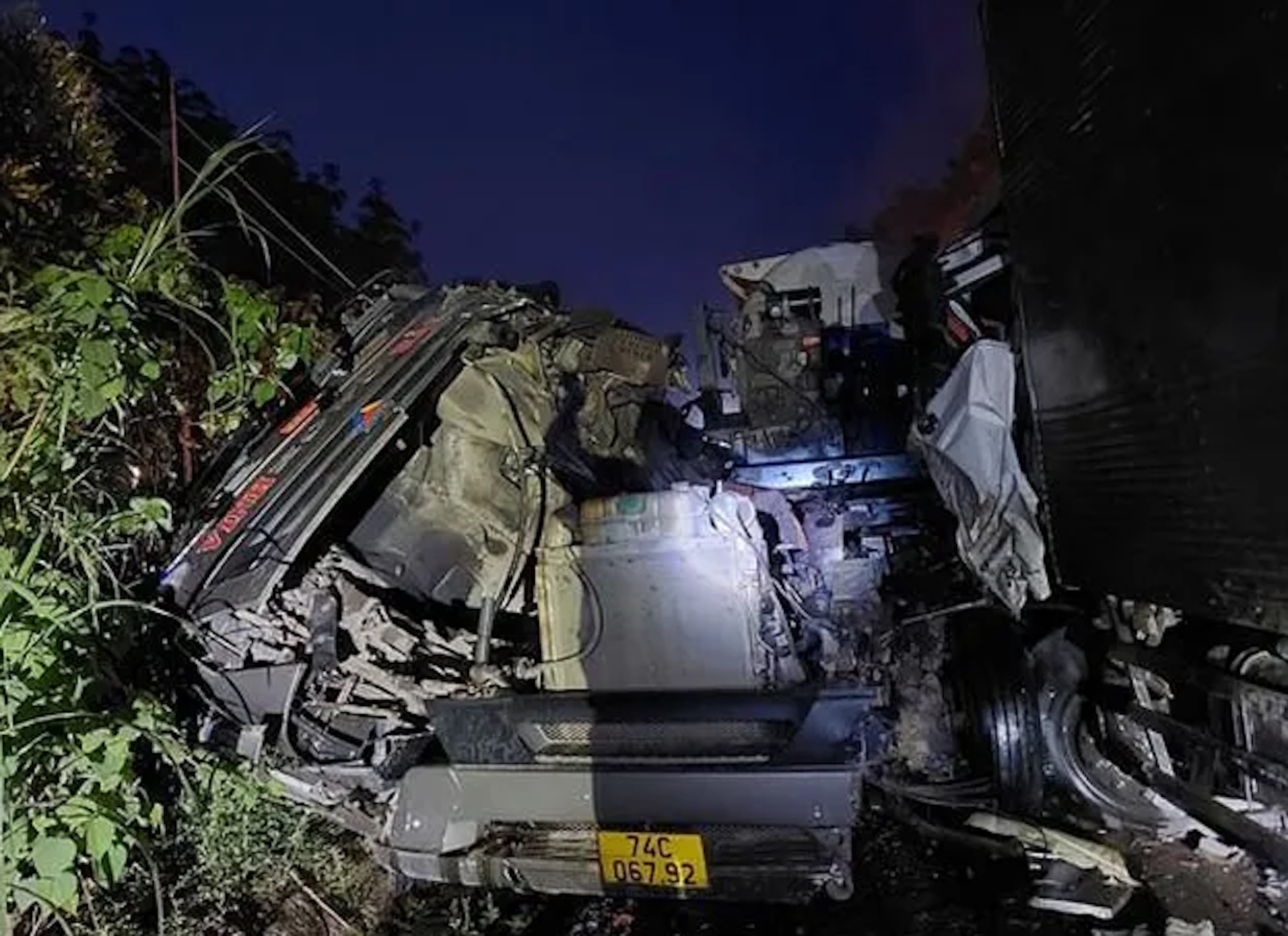 Hai ô tô tải đấu đầu trong đêm ở Quảng Trị, tài xế chết kẹt trong cabin