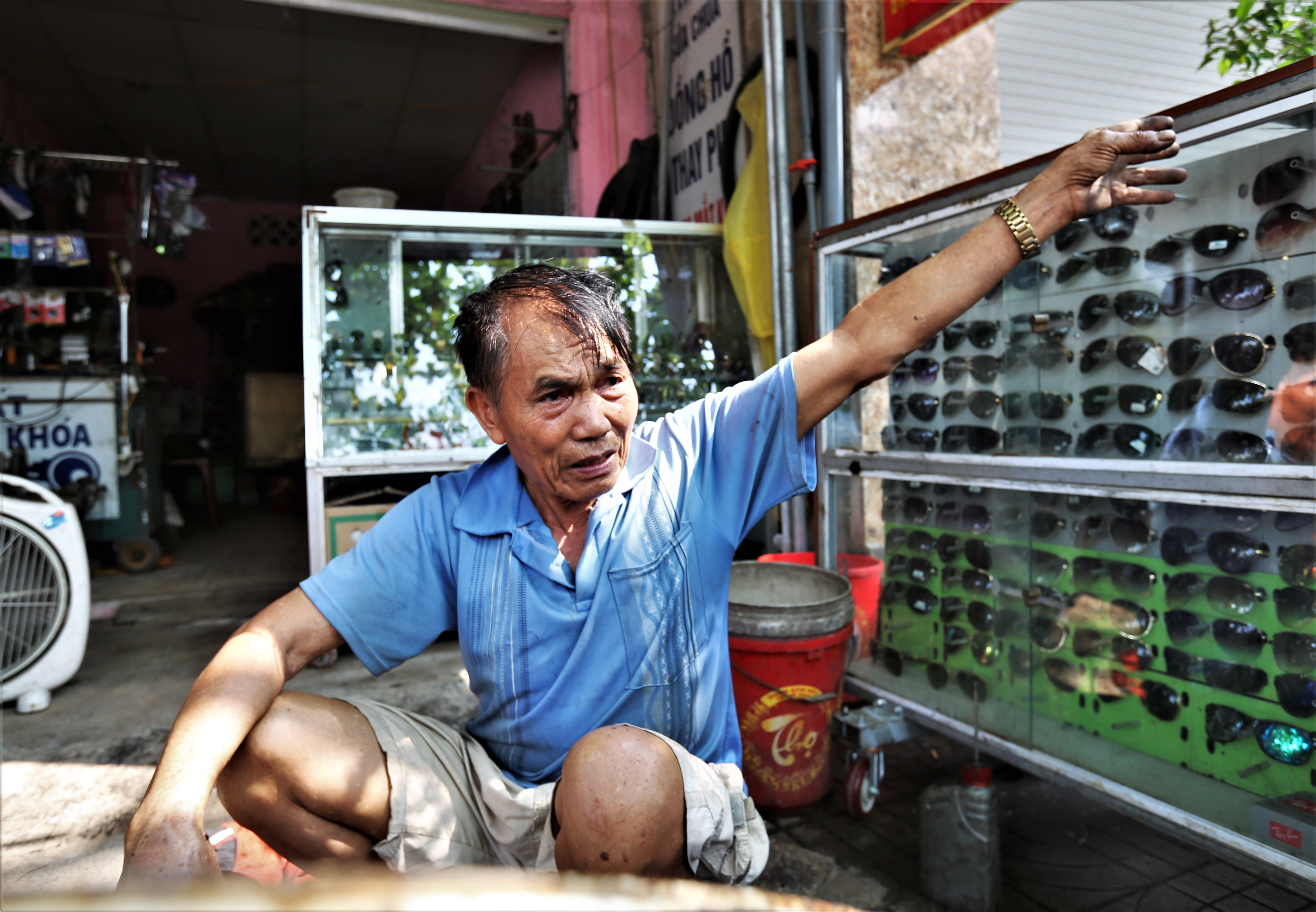 Chủ tiệm vàng kể lại 6 giây đối mặt với kẻ cướp