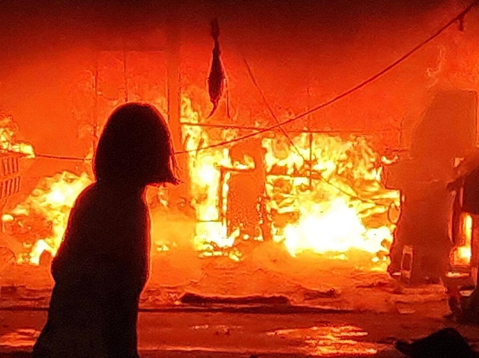 Ngôi nhà ở Hà Nội cháy ngùn ngụt trong mưa lớn