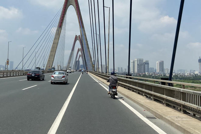 Kịp thời ngăn cụ ông 78 tuổi ở Hà Nội lên cầu Nhật Tân tự tử