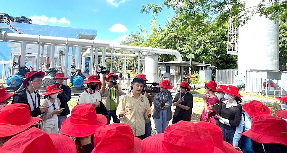 Sinh viên Fulbright Việt Nam tham quan khu xử lý rác lớn nhất TP.HCM