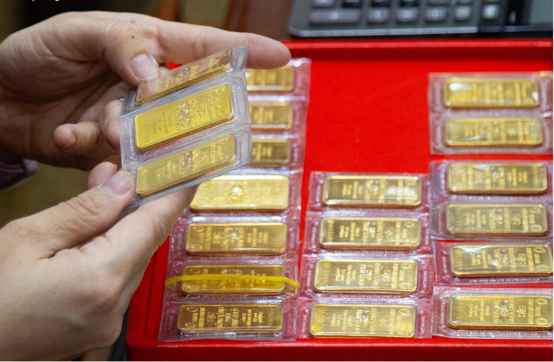 Trước giờ đấu thầu, giá vàng trong nước và thế giới chênh lệch thế nào?