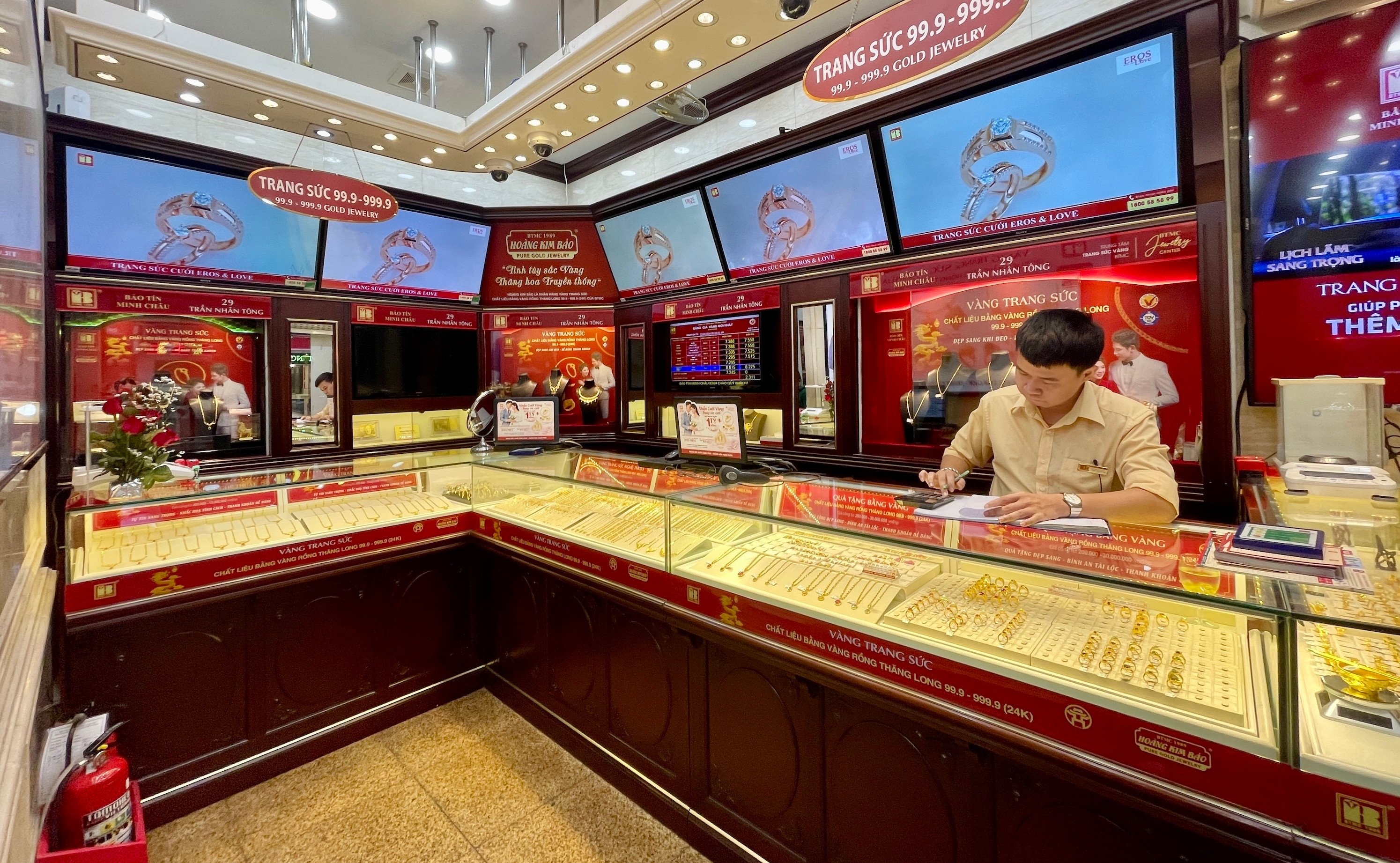 Thị trường Hà Nội trầm lắng trong ngày đấu thầu 16.800 lượng vàng