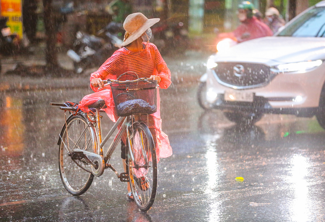 Dự báo thời tiết ngày mai 24/4: Bắc Bộ mưa dông trước khi nắng nóng kéo dài