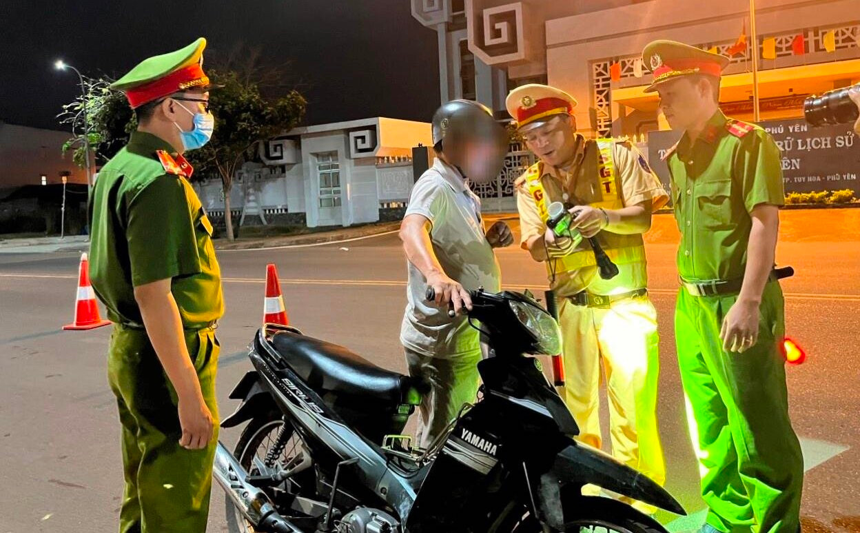 Người vi phạm giao thông không nộp phạt, bỏ lại xe bị xử lý thế nào?