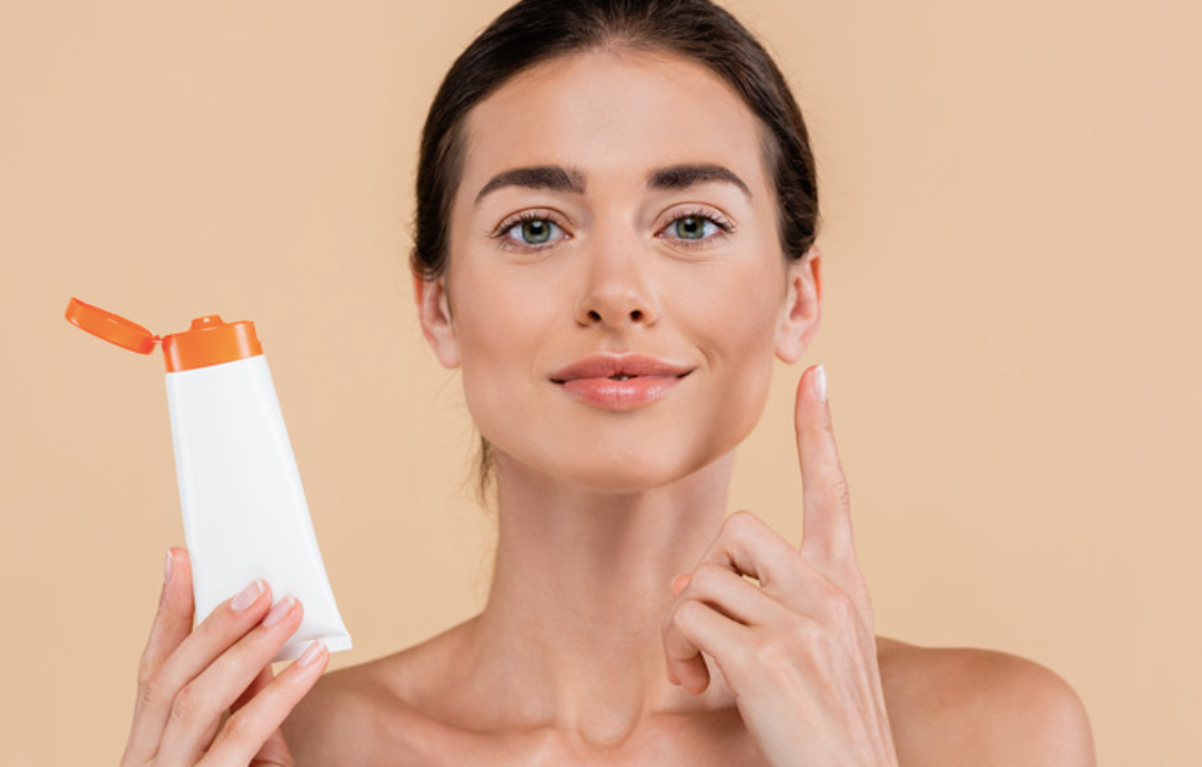 Trước khi thoa kem chống nắng cần làm gì?