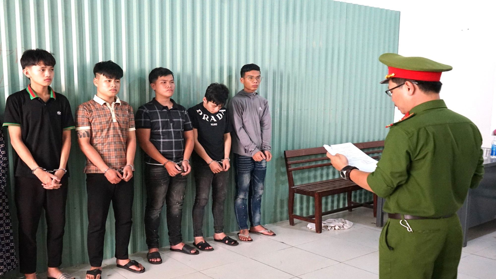 30 thanh thiếu niên cầm hung khí 'hỗn chiến' trên đường phố Đà Nẵng