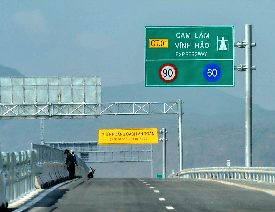 Cận cảnh cao tốc Bắc Nam đoạn Cam Lâm - Vĩnh Hảo trước ngày thông xe