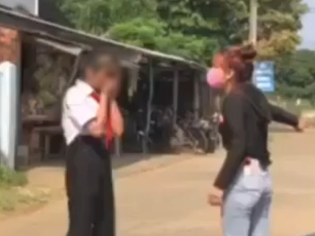 Điều tra vụ nữ sinh lớp 7 bị người thân của bạn đánh trước cổng trường