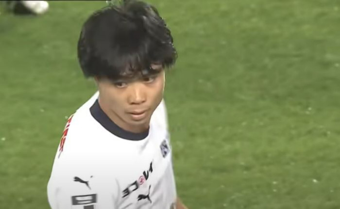 Soi chi tiết Công Phượng thể hiện trong lần đầu đá chính cho Yokohama