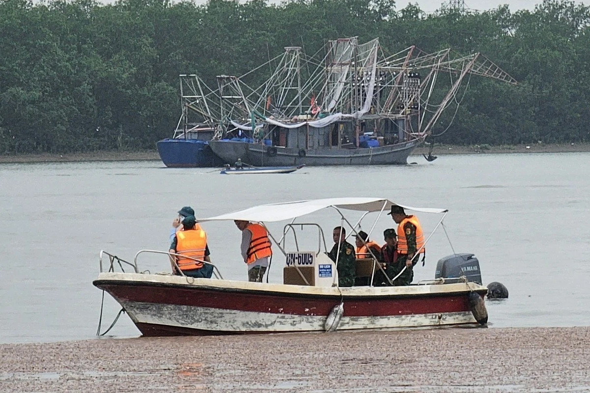 Thủ tướng yêu cầu tập trung tìm kiếm người mất tích do chìm thuyền ở Quảng Ninh