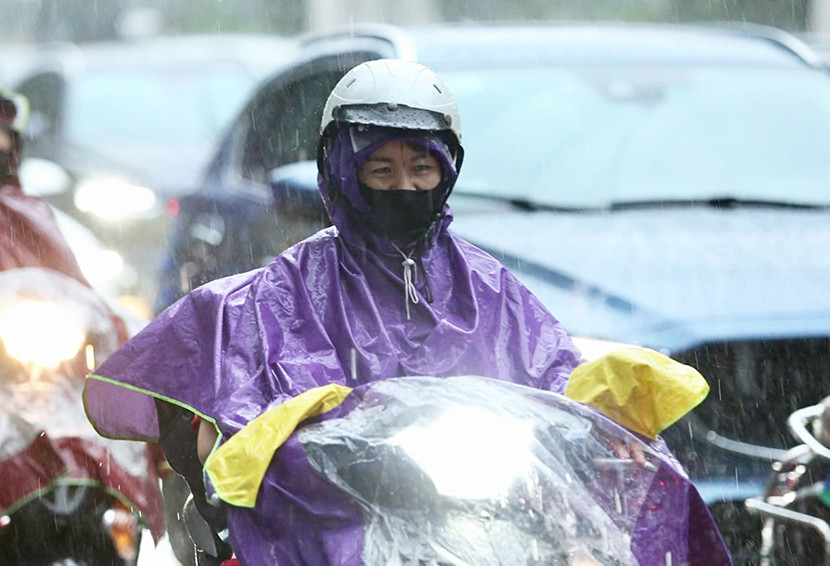 Không khí lạnh tràn về trong ngày đầu tháng 5, miền Bắc mưa dông trở lại