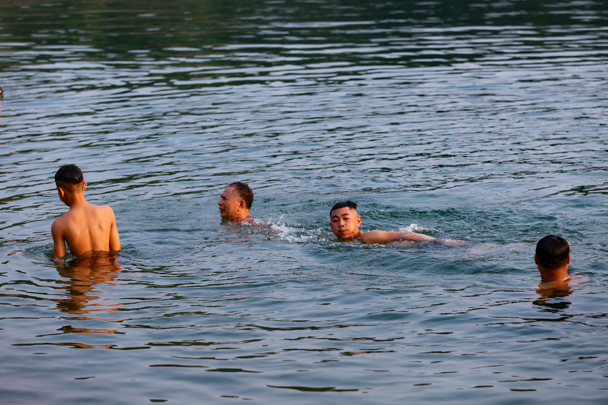 Nắng như thiêu đốt, người dân đổ xô về hồ Kẻ Gỗ giải nhiệt