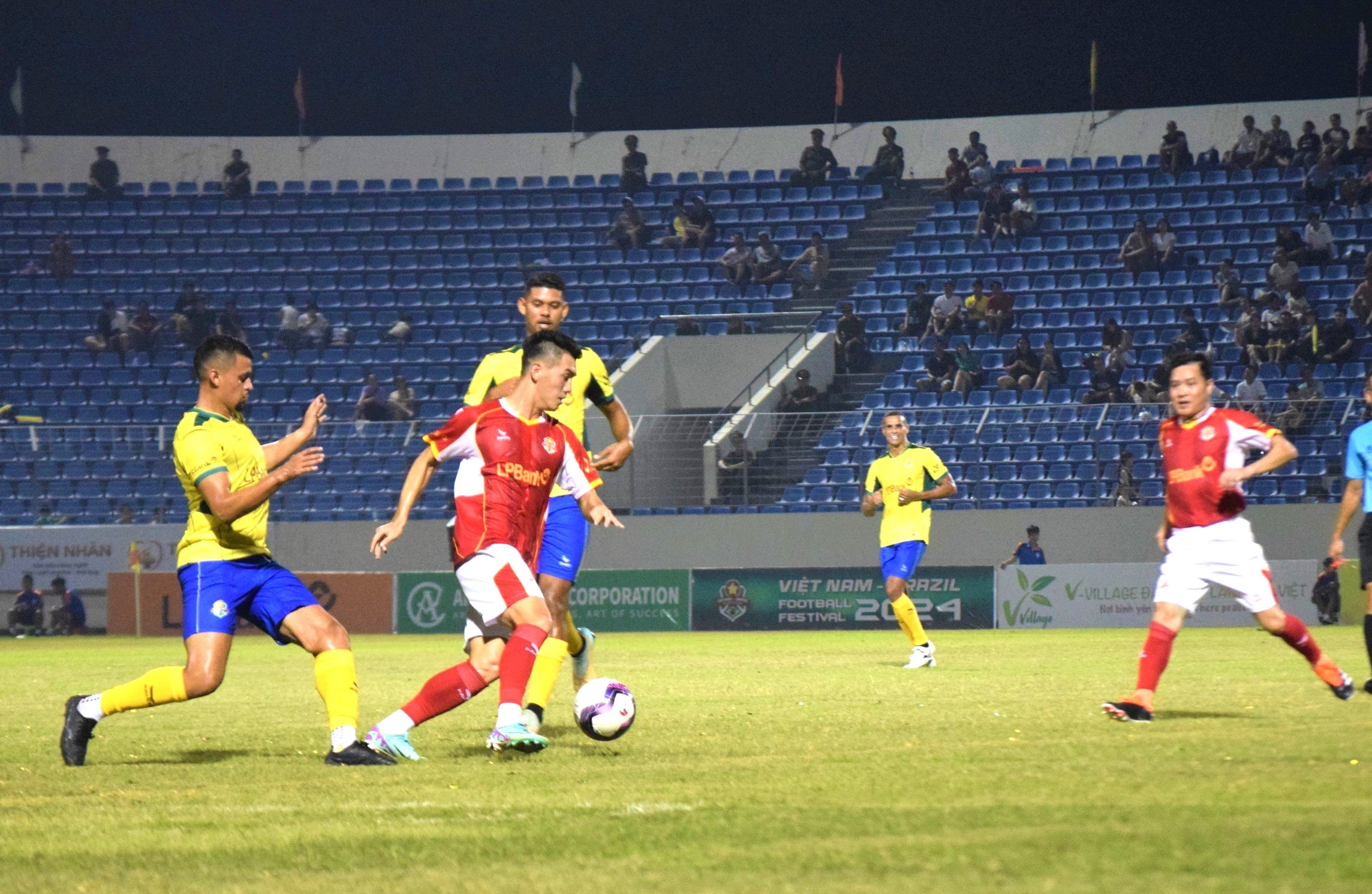 Đội ngôi sao Brazil thắng Việt Nam 7-1