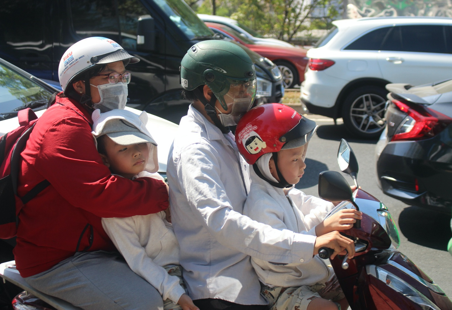 Người dân vượt nắng 38 độ C về quê, xe cấp cứu chôn chân giữa dòng phương tiện