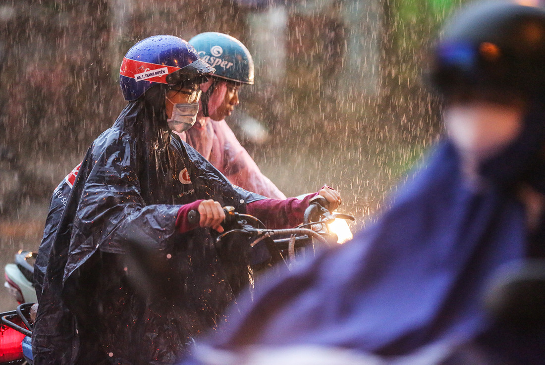 Nắng nóng suy giảm, Bắc và Trung Bộ hứng mưa dông trong ngày đầu tháng 5