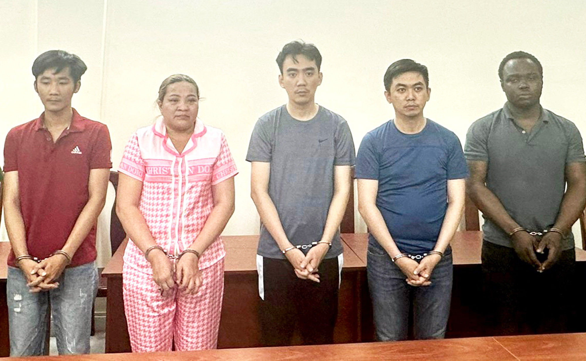 Phá đường dây rửa tiền, vận chuyển trái phép tiền tệ qua biên giới ở TP.HCM