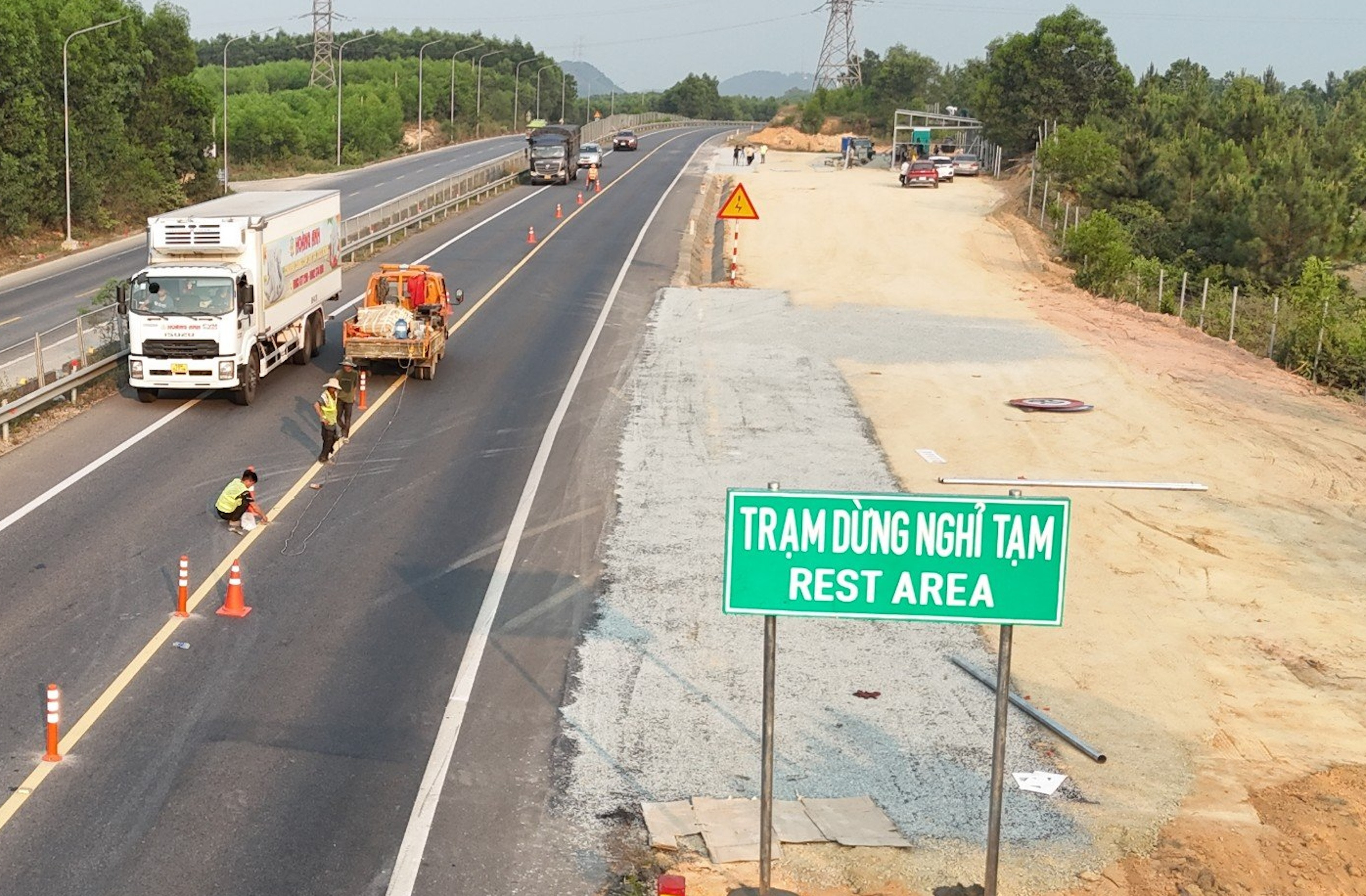Hoàn thành 2 trạm dừng nghỉ trên cao tốc Cam Lộ - La Sơn đúng dịp nghỉ lễ 