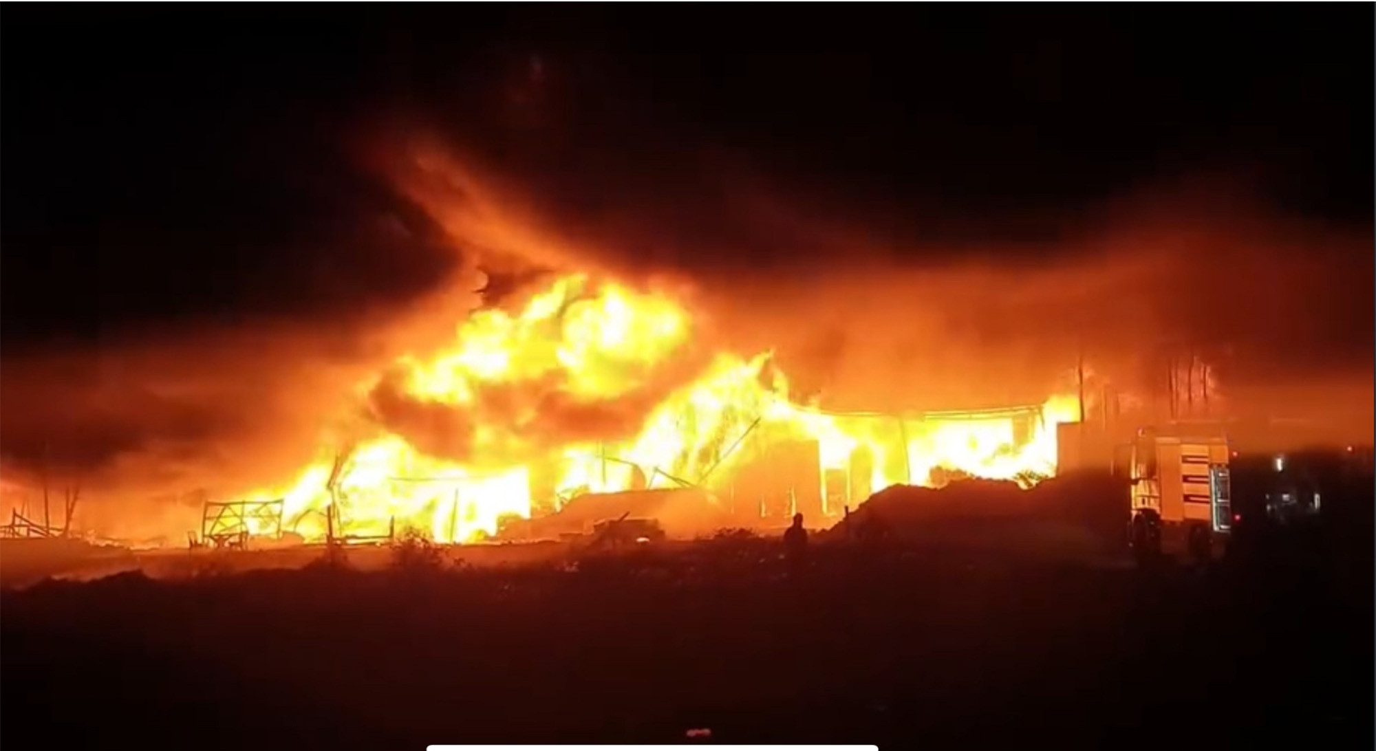 Cháy xưởng gỗ ở Bình Dương, lửa đỏ rực cả góc trời